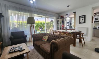 Departamento PB - 3 dormitorios   escritorio con jardín