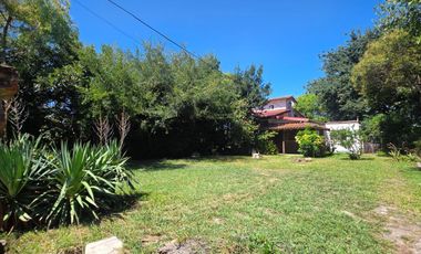 Casa sobre dos terrenos