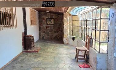 Casa sobre dos terrenos