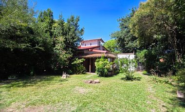 Casa sobre dos terrenos