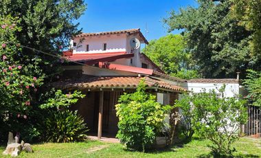 Casa sobre dos terrenos