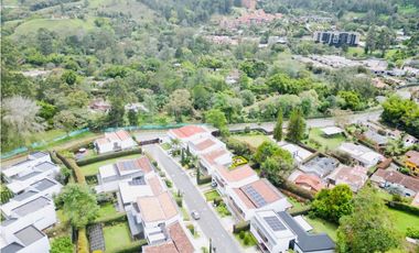 Casa en unidad cerrada en el retiro sector la María.