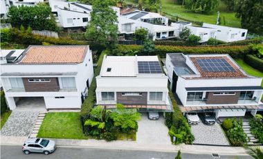 Casa en unidad cerrada en el retiro sector la María.