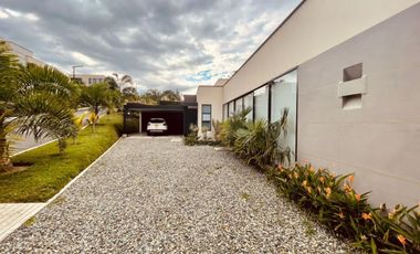 SE VENDE LUJOSA CASA CAMPESTRE - VA ARMENIA/CIRCASIA