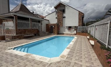 CASA CONJUNTO VISTA CAMPESTRE APARTAMENTO EN VENTA  3 HABITACIONES + SERVICIO CASA DE DOS NIVELES MAS ALTILLO   190m2 FLORIDABLANCA  AT