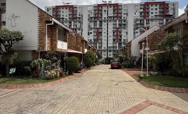 CASA CONJUNTO VISTA CAMPESTRE APARTAMENTO EN VENTA  3 HABITACIONES + SERVICIO CASA DE DOS NIVELES MAS ALTILLO   190m2 FLORIDABLANCA  AT