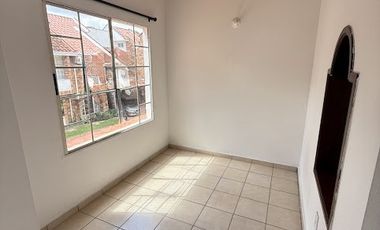 CASA CONJUNTO VISTA CAMPESTRE APARTAMENTO EN VENTA  3 HABITACIONES + SERVICIO CASA DE DOS NIVELES MAS ALTILLO   190m2 FLORIDABLANCA  AT