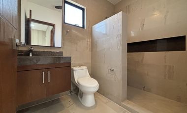 PUNTA TIBURON, Casa en RENTA con estudio en planta baja y amplio jardin