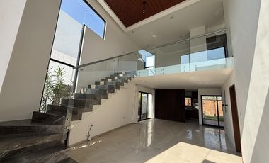 PUNTA TIBURON, Casa en RENTA con estudio en planta baja y amplio jardin