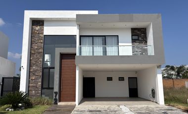 PUNTA TIBURON, Casa en RENTA con estudio en planta baja y amplio jardin