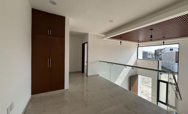 PUNTA TIBURON, Casa en RENTA con estudio en planta baja y amplio jardin