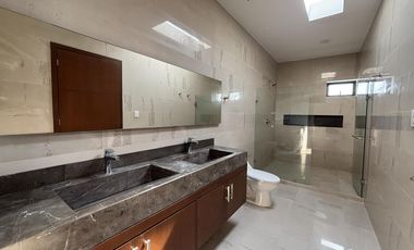 PUNTA TIBURON, Casa en RENTA con estudio en planta baja y amplio jardin