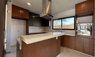 PUNTA TIBURON, Casa en RENTA con estudio en planta baja y amplio jardin