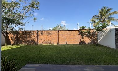 PUNTA TIBURON, Casa en RENTA con estudio en planta baja y amplio jardin