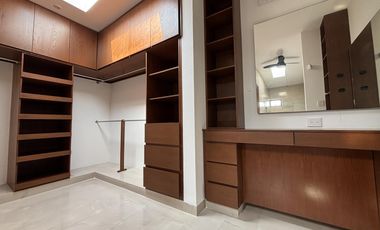 PUNTA TIBURON, Casa en RENTA con estudio en planta baja y amplio jardin