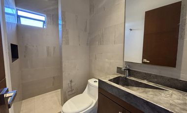 PUNTA TIBURON, Casa en RENTA con estudio en planta baja y amplio jardin