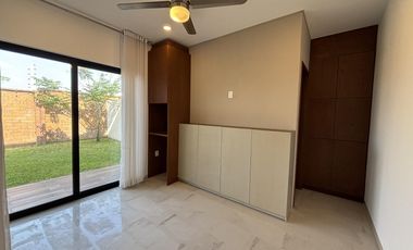 PUNTA TIBURON, Casa en RENTA con estudio en planta baja y amplio jardin