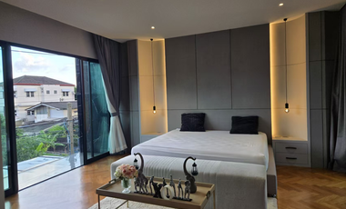 4 Bedroom Villa for sale in Phra Khanong Nuea, Bangkok
