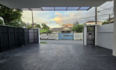 4 Bedroom Villa for sale in Phra Khanong Nuea, Bangkok