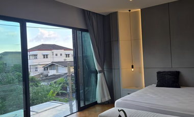 4 Bedroom Villa for sale in Phra Khanong Nuea, Bangkok