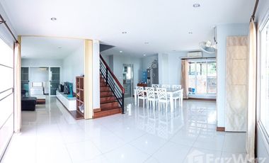 House for rent 4 beds 5 baths 6 parking lots in Sankamphang