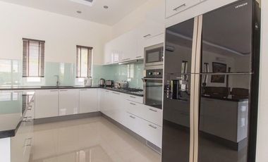 Luxurious 3-Bedroom, 3-Bathroom Pool Villa in Palm Villas