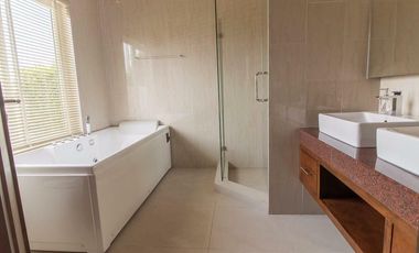 Luxurious 3-Bedroom, 3-Bathroom Pool Villa in Palm Villas
