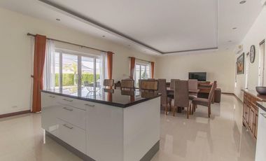 Luxurious 3-Bedroom, 3-Bathroom Pool Villa in Palm Villas