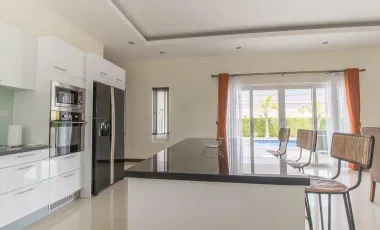 Luxurious 3-Bedroom, 3-Bathroom Pool Villa in Palm Villas