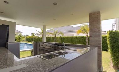 Luxurious 3-Bedroom, 3-Bathroom Pool Villa in Palm Villas
