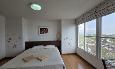 Beachfront Condo with Stunning Sea and Mountain Views