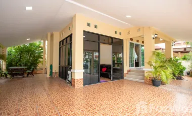 3 Bedroom house with 3 Bathrooms and a day room