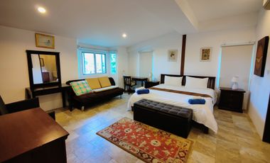 Live Life to the Fullest in Magnificent Palm Hills Golf Villa