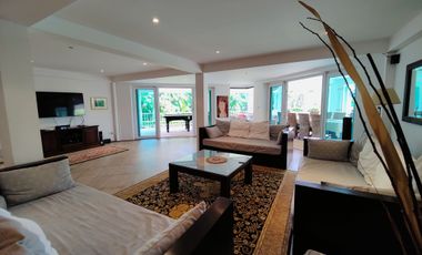 Live Life to the Fullest in Magnificent Palm Hills Golf Villa