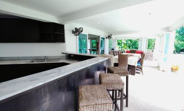 Live Life to the Fullest in Magnificent Palm Hills Golf Villa