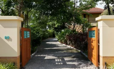 5 Bedroom Villa for sale in Khlong Tan Nuea, Bangkok