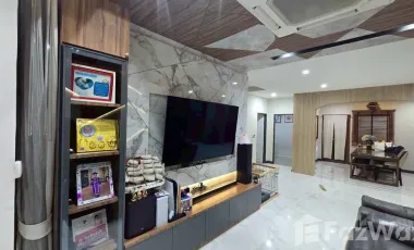 Super Rare Corner House with Private Pool Close to garden