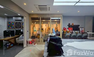 Super Rare Corner House with Private Pool Close to garden