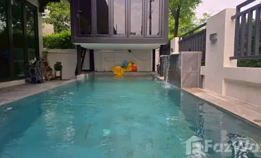 Super Rare Corner House with Private Pool Close to garden