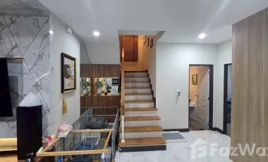 Super Rare Corner House with Private Pool Close to garden