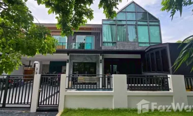 Super Rare Corner House with Private Pool Close to garden