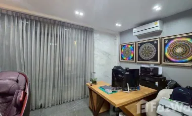 Super Rare Corner House with Private Pool Close to garden