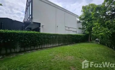 Super Rare Corner House with Private Pool Close to garden