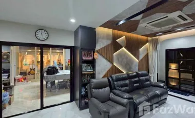 Super Rare Corner House with Private Pool Close to garden