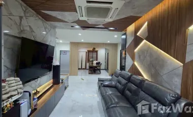 Super Rare Corner House with Private Pool Close to garden