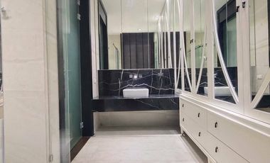 5 Bedroom Villa for sale in Khlong Tan Nuea, Bangkok