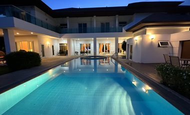 7-Bed Luxury Mansion w/ Pool in Windmill Park