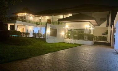 7-Bed Luxury Mansion w/ Pool in Windmill Park