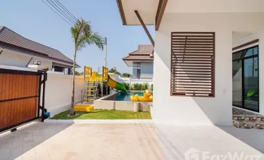 Private Pool Villa next to palm Hills.