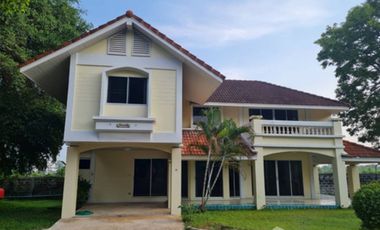 Private detached house with shady atmosphere
